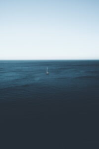 En ensam segelbåt på öppet hav.